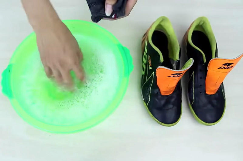 Cách vệ sinh giày đá bóng cổ cao