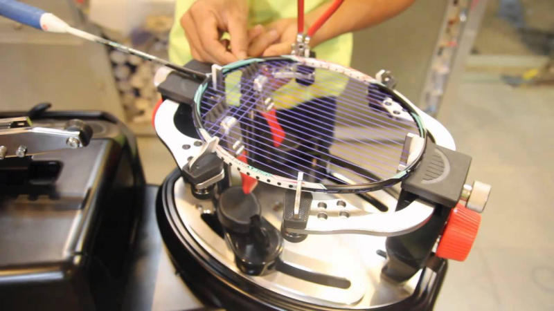 Căng vợt cầu lông bằng máy điện tử