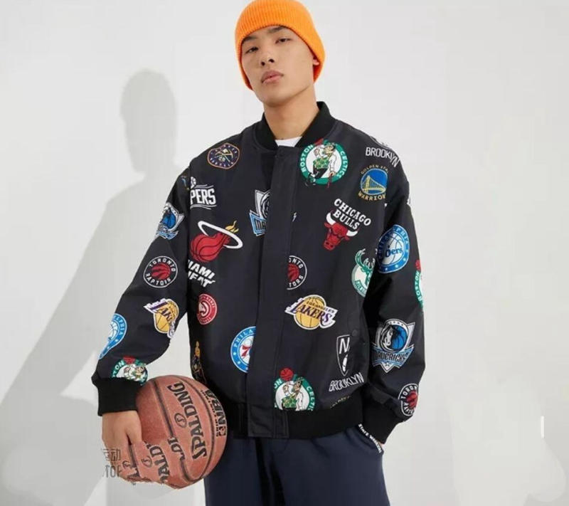 Áo khoác bóng rổ NBA được thiết kế lấy cảm hứng và ý tưởng từ những trận thi đấu của các câu lạc bộ tham gia giải đấu. Hoặc đó là sản phẩm được chính các cầu thủ bóng rổ sử dụng