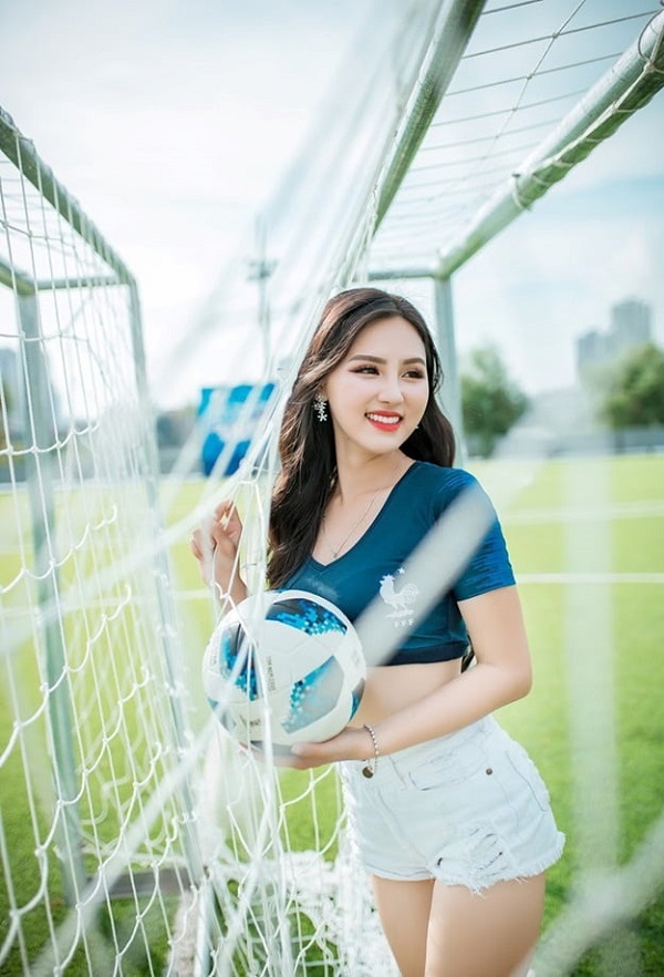 Hình hình họa đàn bà đem áo soccer sexy