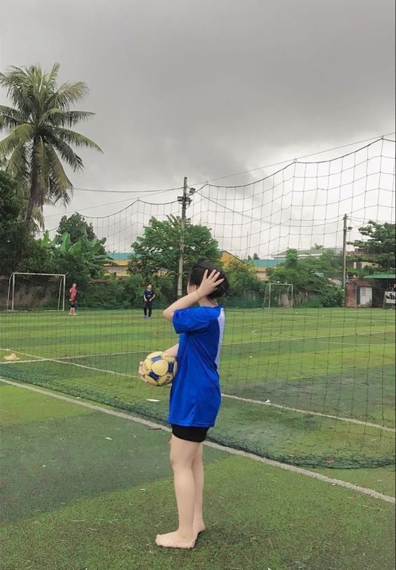 Hình hình họa đàn bà khoác áo soccer tủ mặt