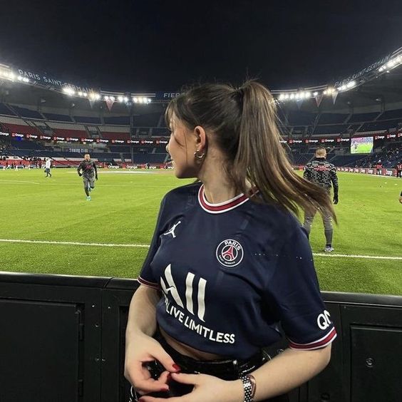 Cô gái mang áo bóng đá PSG trên khán đài